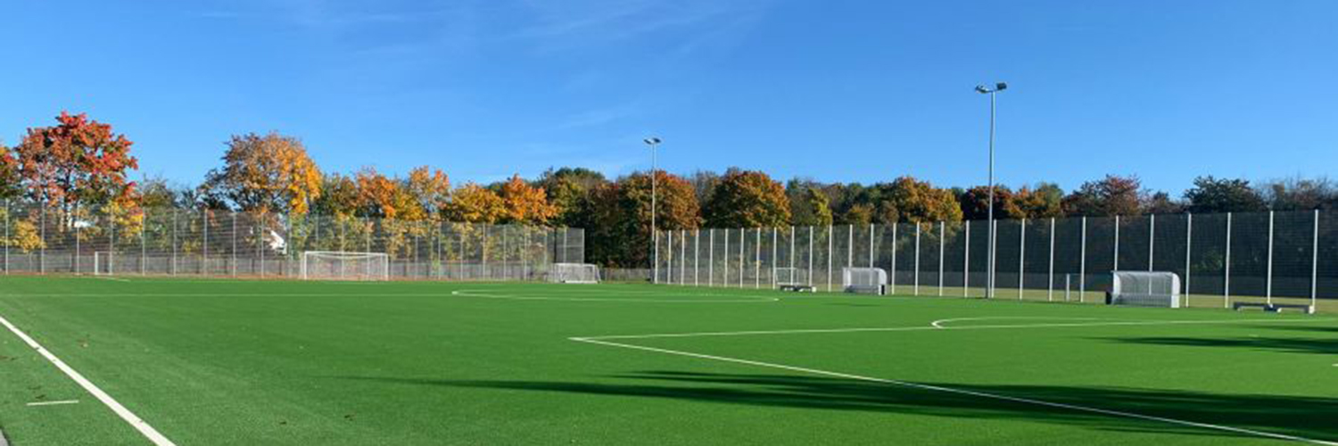 Fußballplatz mit Schutzzaun rundum