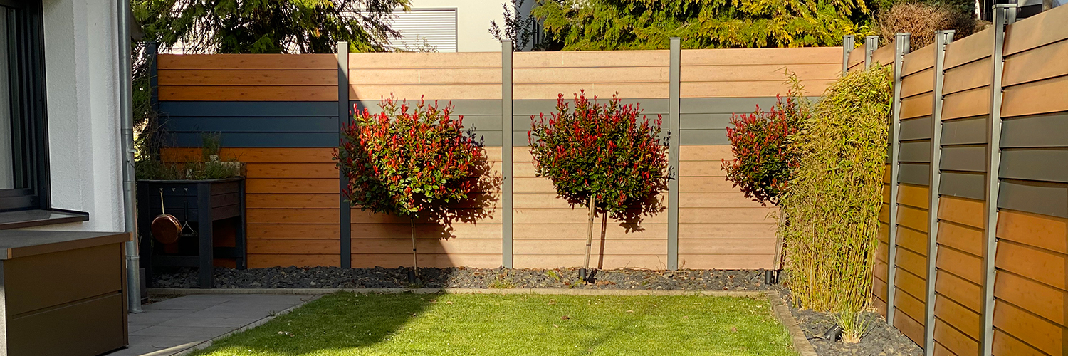 Garten mit hohem Sichtschutz-Zaun in Holzoptik